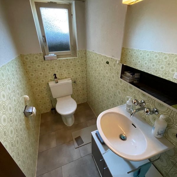 Vom kleinen Gästebadezimmer zur komplett ausgestatteten Wohlfühloase. 🌊

Ziel war es das separate WC in ein Badezimmer...